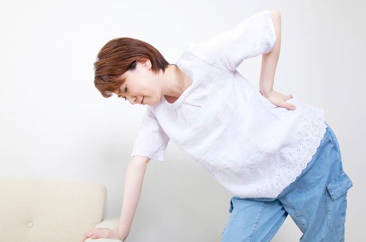 腰を痛めた女性