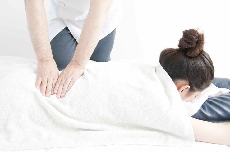 背中の施術を受ける女性