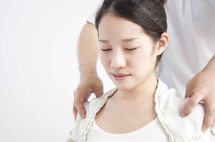 背筋矯正を受ける女性